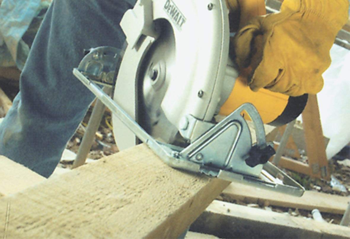 Carpintero usa una sierra circular para cortar madera en el área de trabajo